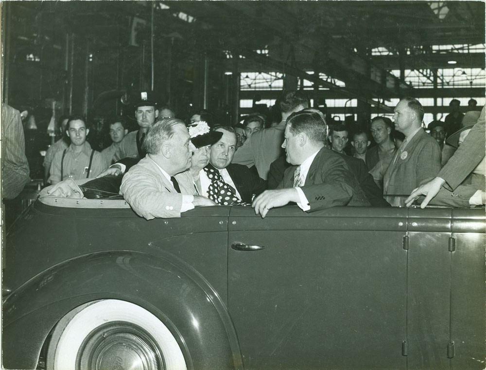 Franklin and Eleanor Roosevelt inspect Detroit factory